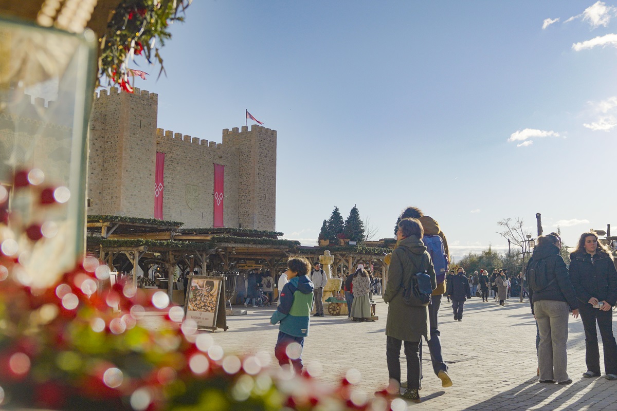 Visitantes delante del Castillo de Puy du Fou España en Navidad