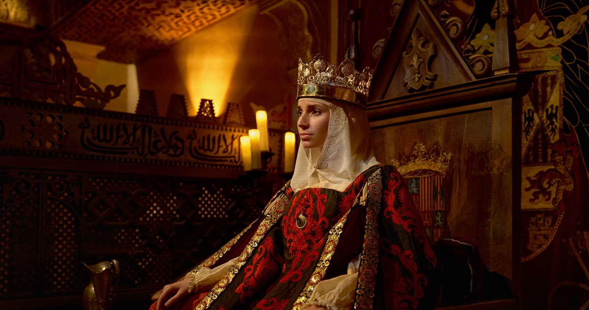 Reina Isabel la Católica en un espectáculo de Puy du Fou España