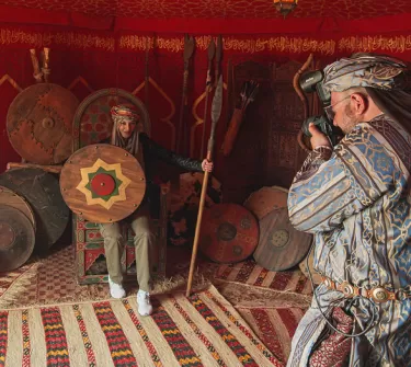 Mujer haciéndose una foto en una jaima en El Askar Andalusí de Puy du Fou España