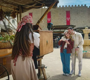 Pareja haciéndose una foto delante del Castillo de Vivar en Puy du Fou España