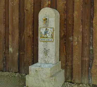 Fuente de agua potable cerca de El Tambor de la Libertad