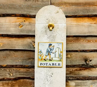 Fuente de agua cerca de De Tal Palo