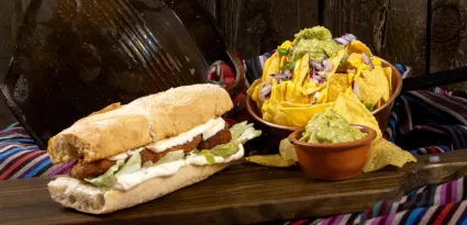 Bocadillo y nachos en El Corralillo de los Veteranos