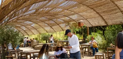 Visitantes sentados en el área de picnic de los Lavaderos