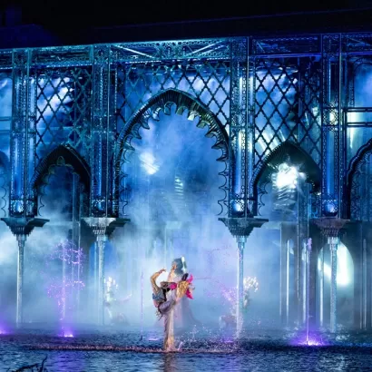 Princesa Zaida bailando delante del Palacio de Cristal
