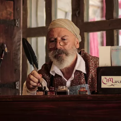 Amanuense escribiendo con pluma