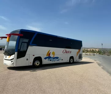 Autobús en el parking de Puy du Fou España