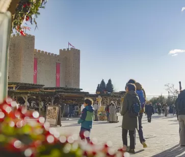 Visitantes delante del Castillo de Puy du Fou España en Navidad
