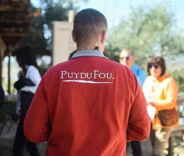 Empleado de Puy du Fou España de espaldas