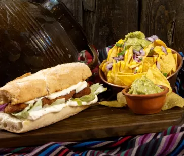 Bocadillo y nachos en El Corralillo de los Veteranos