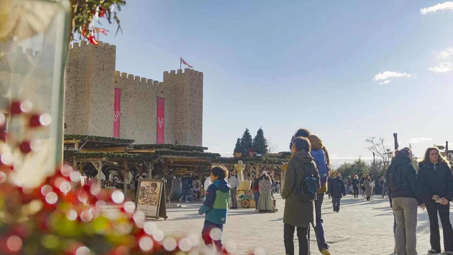Visitantes delante del Castillo de Puy du Fou España en Navidad