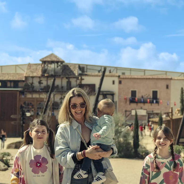 Familia visitando Puy du Fou España