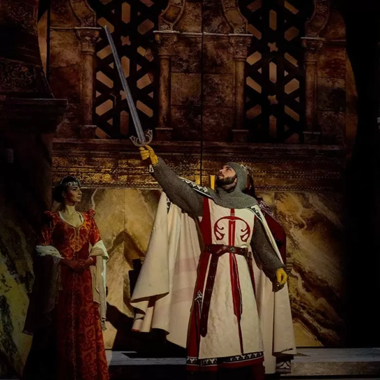El Cid Campeador levantando su espada Tizona