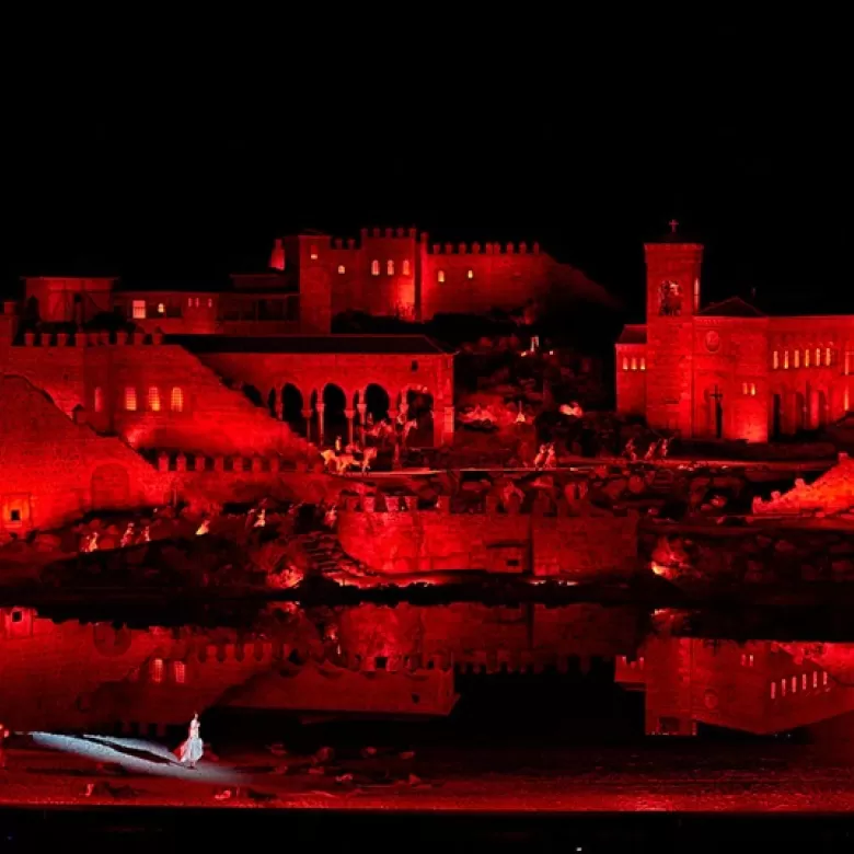 Escenario de El Sueño de Toledo con luz roja