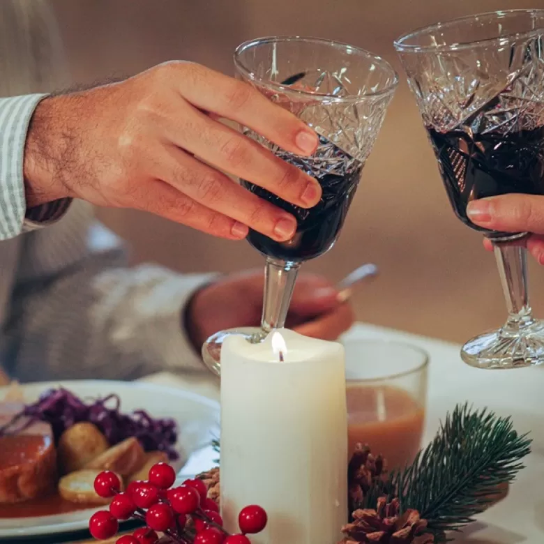 Pareja brindando con una copa de vino