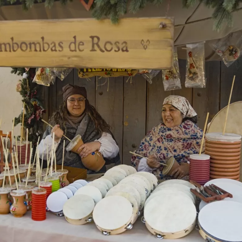 Zambombas tradicionales en el mercadillo navideño
