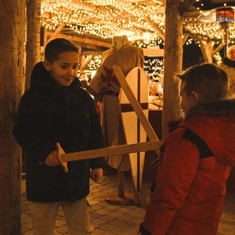 Niños jugando con espaderas de madera