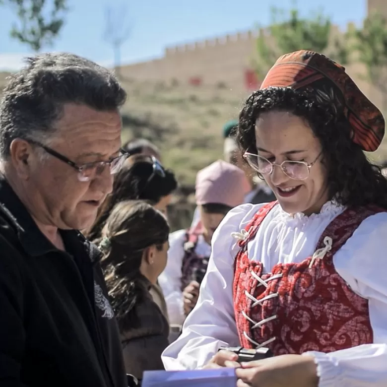 Trabajadora de Puy du Fou con un visitante