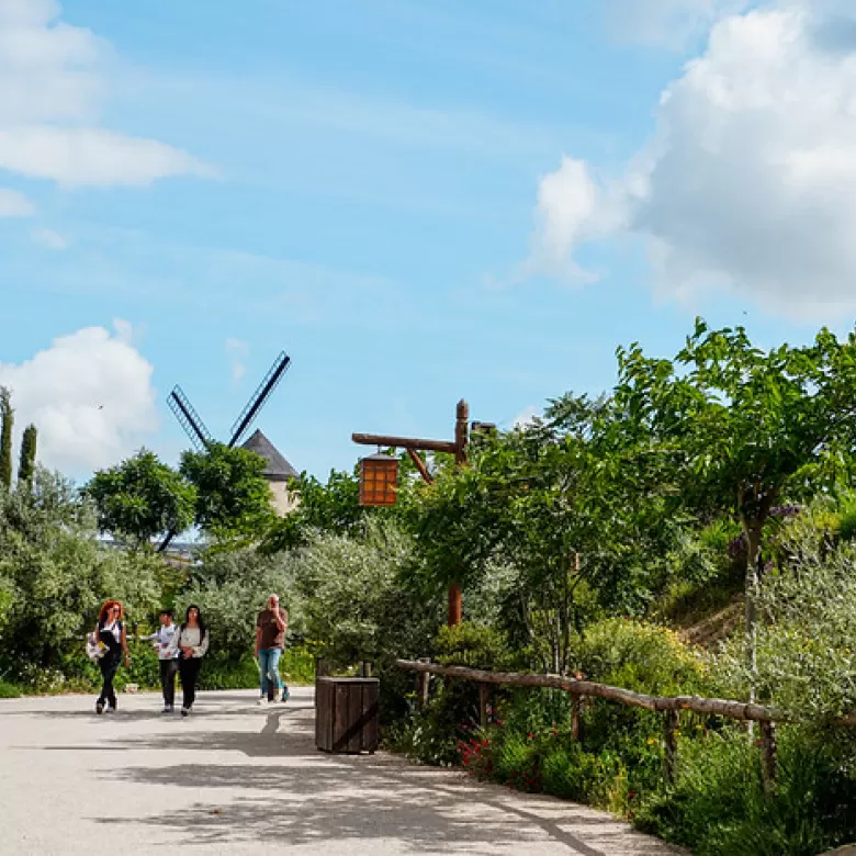 Visitantes paseando en Puy du Fou España