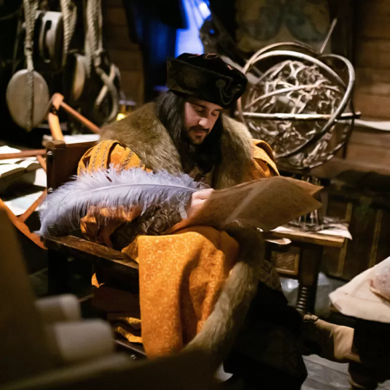 Cristóbal Colón escribiendo con pluma