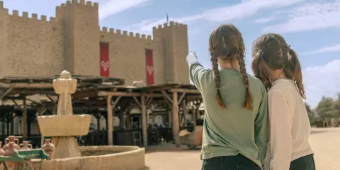 Niñas viendo el castillo de Puy du Fou España