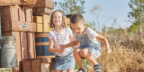 Niños saltando en Puy du Fou España