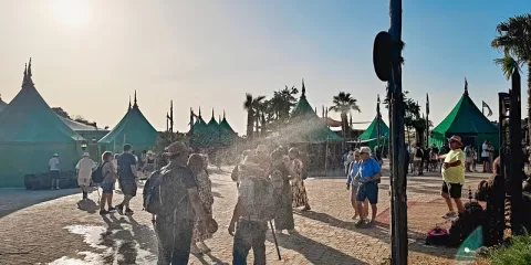 Visitantes con agua en el Askar Andalusí