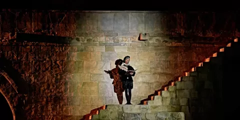 Miguel de Cervantes escribiendo con pluma