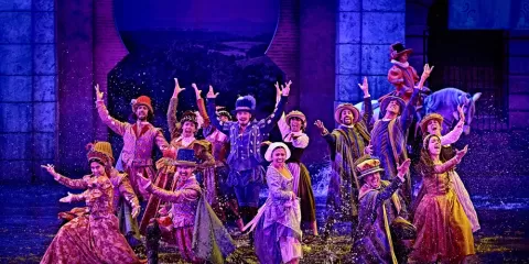 Bailarines y actores en el escenario del espectáculo A Pluma y Espada