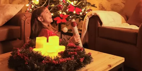 Niña cogiendo una tarjeta regalo de Puy du Fou España