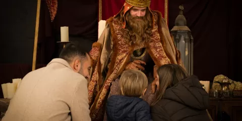Niños conociendo a un Rey Mago en la Navidad de Puy du Fou España