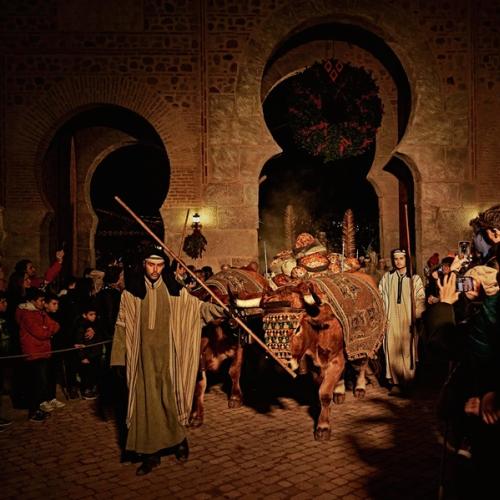 Cortejo Real de los Reyes Magos pasando por la puerta del Sol en Puy du Fou España