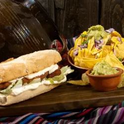 Bocadillo y nachos en El Corralillo de los Veteranos