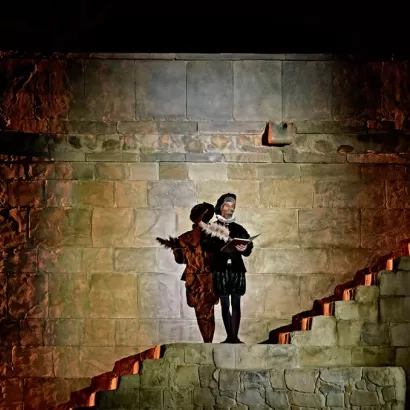Miguel de Cervantes escribiendo con pluma