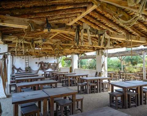 Terraza de La Parrilla del Labrador en Puy du Fou España Terraza de La Parrilla del Labrador en Puy du Fou España
