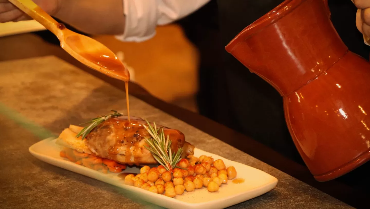 Plato de carne con salsa en un restaurante de Puy du Fou España