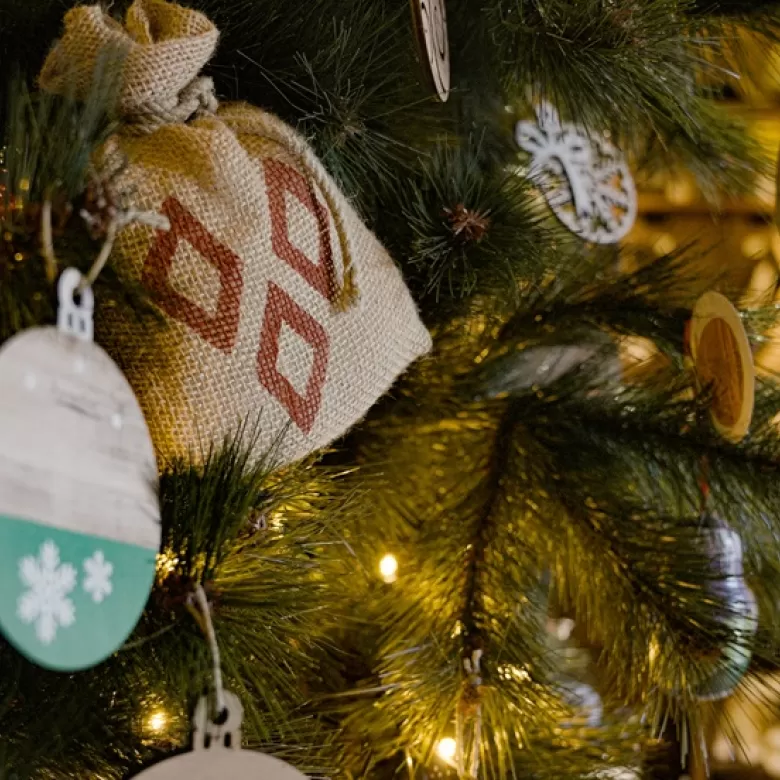 Adornos navideños en el árbol