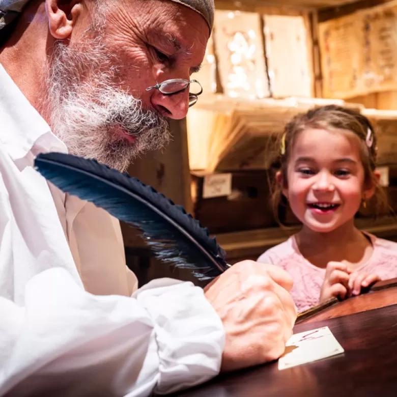 Amanuense Iluminador personalizando un pergamino