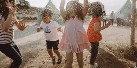 Niños jugando en verano