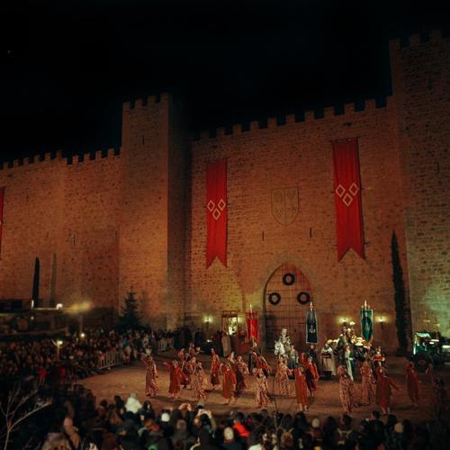 Cortejo Real de los Reyes Magos pasando por la puerta del Sol en Puy du Fou España