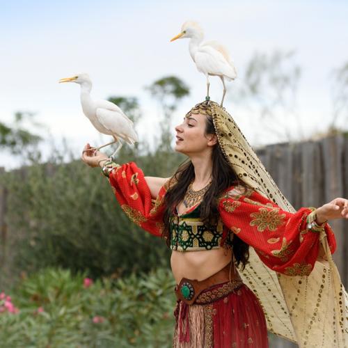 La princesa Salama bailando con aves durante el espectáculo Cetrería de Reyes