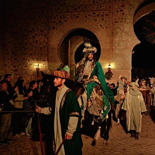 Cortejo Real de los Reyes Magos pasando por la puerta del Sol en Puy du Fou España