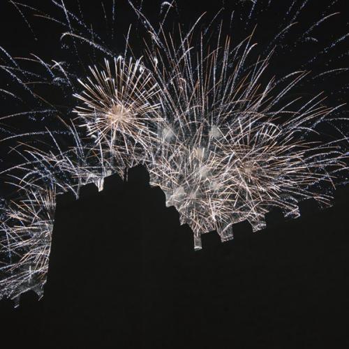 Cortejo Real de los Reyes Magos pasando por la puerta del Sol en Puy du Fou España